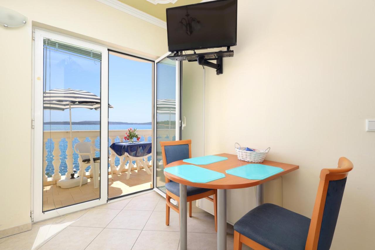 Family Friendly Seaside Apartments Brodarica, Sibenik - 15270 ภายนอก รูปภาพ